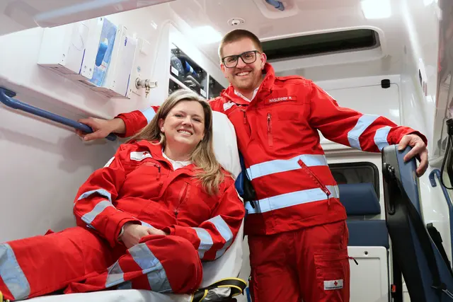 Georgia und Markus Haslehner sind mit Freude als Freiwillige im Rettungsdienst aktiv. | Foto: OÖRK/Schönberger