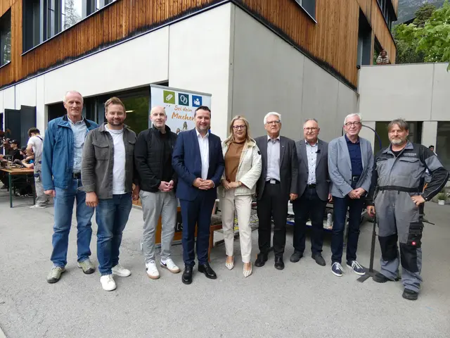 Zeigten sich vom Plasmaschneider, der in Eigenregie erstellt worden war begeistert: Andreas Walser, LA Dominik Traxl, Simon Zangerl, LA Benedikt Lentsch, LA Beate Scheiber, BH Siegmund Geiger, Dir. Klaus Fink, Bgm. Herbert Mayer und Ideengeber Alex Moser. 