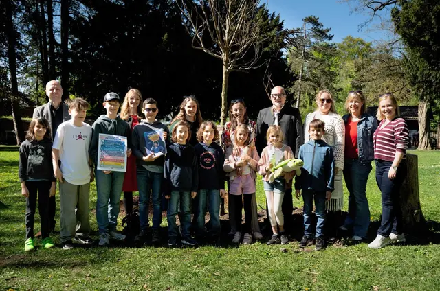 Junge Umweltschützen pflanzten Trompetenbaum