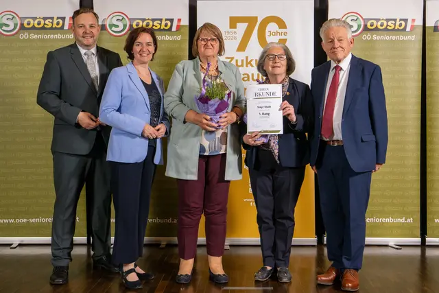Landesobmann LH a.D. Josef Pühringer, Landesgeschäftsführer Bundesrat Franz Ebner und LAbg. Regina Aspalter gratulierten Bezirksobfrau LO-Stv. Kons. Ursula Voglsam und Gertrude Rathgeb-Wagner.
 | Foto: Seniorenbund Oö