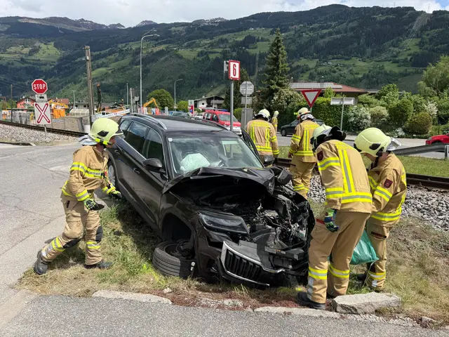 In Zell am Ziller kam es am Mittwoch zu einer Kollision zwischen einem Pkw und einer Bahn. Verletzt wurde niemand, es entstand jedoch Sachschaden. | Foto: zoom.tirol