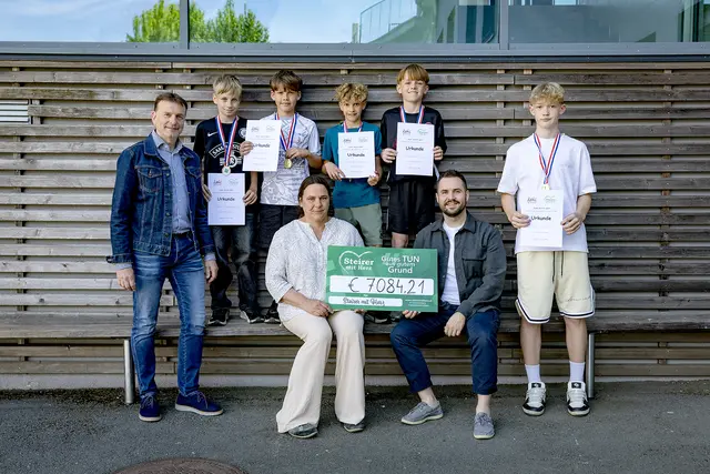 Herzlauf der MMS Großklein zugunsten des Vereins "Steirer mit Herz": Die Schülerinnen und Schüler übergaben mit Direktor Johannes Fuchs (l.) und gesamten Team eine beachtliche Summe an Obmann Marcel Resch. | Foto: Baumann