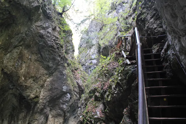 Die Wolfsklamm in Stans zählt zu den spektakulärsten Naturschluchten Tirols und führt über Steige, Brücken und Felsgalerien hinauf zum Kloster St. Georgenberg. | Foto: Silberregion Karwendel