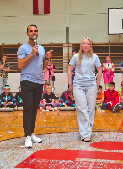 Entertainer Daniel Düsenflitz stellt Leonie Pabst vor. | Foto: MS Voitsberg/Plos