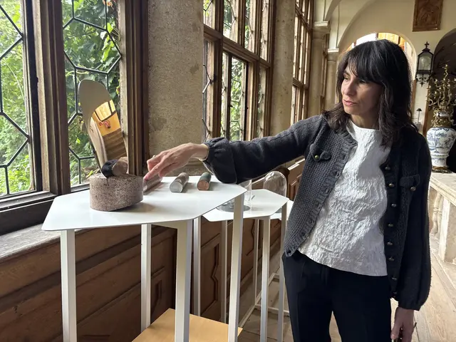 Alice Stori Liechtenstein vor einem der Objekte, das das Verhältnis der Metallfunde zum Abbau-Gestein thematisiert. Mischer Traxler hat dazu unter dem Titel "Ratio" Briefbeschwerer erstellt, die sichtbar machen, wie viel Ausgangsmaterial notwendig ist, um eine bestimmte Menge an Metall zu gewinnen, also das rohe Erz im Verhältnis zu dem daraus extrahierbaren Metall. Exemplarisch werden dabei Eisen, Kupfer und Aluminium gezeigt. | Foto: MeinBezirk/Susanne Veronik