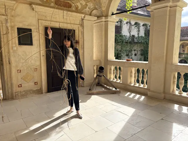 Erinnerung an den sterbenden Mamutbaum im Schlosspark in Form eines metallenen Mobiles. | Foto: MeinBezirk/Susanne Veronik