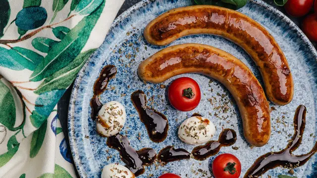 Die „Feurigen Mexikaner“ sind, wie der Name verrät auf der schärferen Seite während die „Speckigen Schweizer“ würzigen Speck mit feinem Emmentaler kombinieren und die „Mediterranen Italiener“ mit Tomate und Mozzarella für Leichtigkeit sorgen. Im Bild: „Feurige Mexikaner“. | Foto: Salzburger Fleischer/Kathrin Gollackner