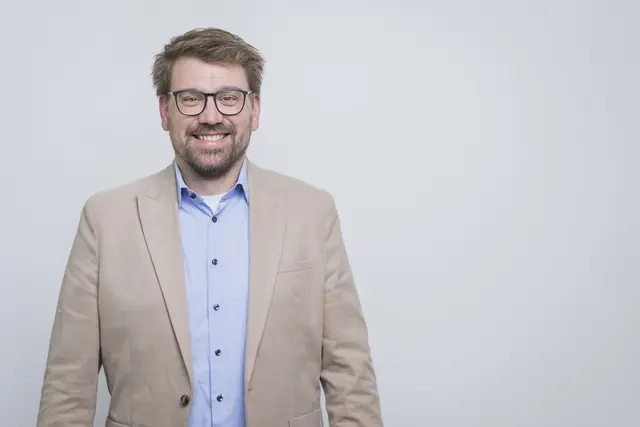 Geschäftsleitungsmitglied Simon Radlinger präsentierte das Ernährungskonzept des Hilfswerks Salzburg und die Bedeutung hochwertiger Verpflegung für Kinder, Seniorinnen und Senioren sowie Mitarbeiterinnen und Mitarbeiter. | Foto: Hilfswerk Salzburg/Neumayr