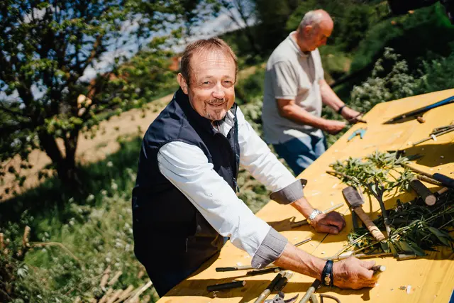 Unter fachkundiger Anleitung konnte man sich sein eigenes Maipfeiferl schnitzen. | Foto: Julia Kerschbaumer