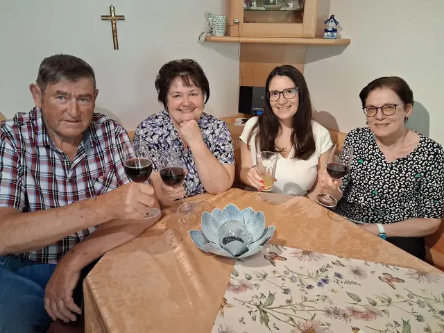 Foto Werner Schöll: Johann Schock, Geburtstagskind Bettina Wilfinger, Katharina Wilfinger und Karla Schöll.
 | Foto: Werner Schöll