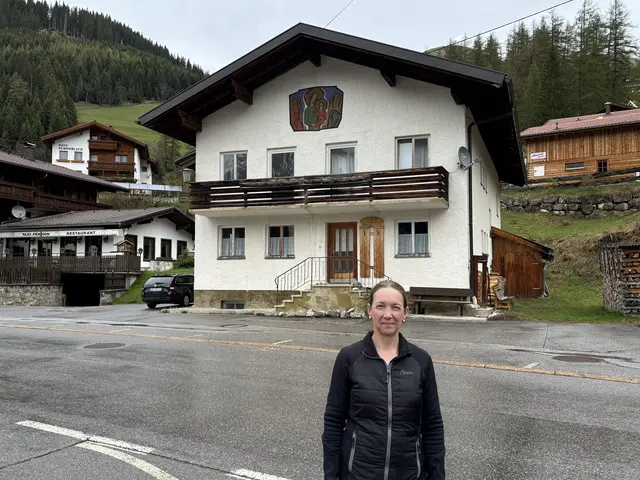 Bürgermeisterin Petra Krabacher vor dem alten Widum. Hier könnte künftig das Gemeindeamt Platz finden. | Foto: MeinBezirk/Günther Reichel