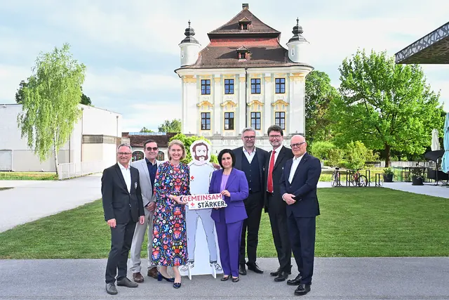 Großer Empfang in Traun – Rotkreuz-Film bewegt 400 Gäste