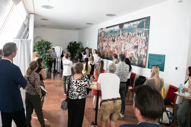 Über 30 Vertreterinnen und Vertreter der Partnerorganisationen der Aktiv:Karte kamen am 5. Mai 2026 zu einem Vernetzungstreffen im Schloss Hellbrunn zusammen.  | Foto: Stadt Salzburg/Anna Pirato