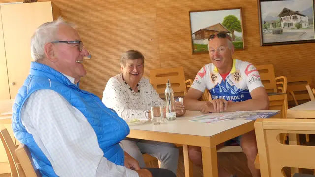 „Spendenradler“ Christian Haas präsentierte Kurzfilme von seinen Reisen und hatte einiges zu erzählen. | Foto: Gemeinde Radfeld
