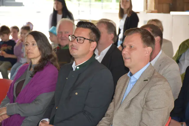 Lauschten mit Spannung dem "Naturpark-Lied" (v.l.): Gabriele Peters vom Verband der Naturparke Österreichs, LAbg. Gerhard Hirschmann und Leibnitz-Bgm. Daniel Kos | Foto: MeinBezirk/W. Fischer