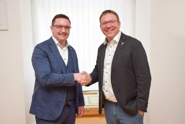 Trauns Bürgermeister Karl-Heinz Koll mit seinem Amstettner Amtskollegen Christian Haberhauer. | Foto: Stadtarchiv Traun