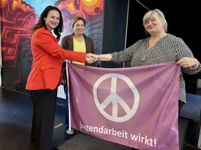 Händeschütteln: Das Jugendzentrum wurde an Jugend am Werk übergeben.