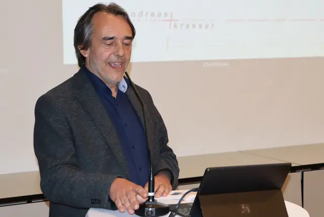 Architekt Andreas Krasser bei seinem Vortrag | Foto: Gerhard Langmann