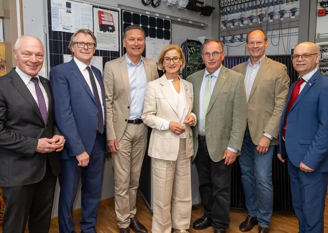 ecoplus Geschäftsführer Helmut Miernicki, Direktor Wolfgang Bodei, HTL Hollabrunn, Landesinnungsmeister für Elektrotechnik Friedrich Manschein, Landeshauptfrau Johanna Mikl-Leitner, LAbg. Richard Hogl, Franz Hofmann, Senior-Chef Fleischhauerei Hofmann und Direktor Gottfried Krottendorfer, Private HTL für Lebensmitteltechnologie Hollabrunn | Foto: Alexandra Goll