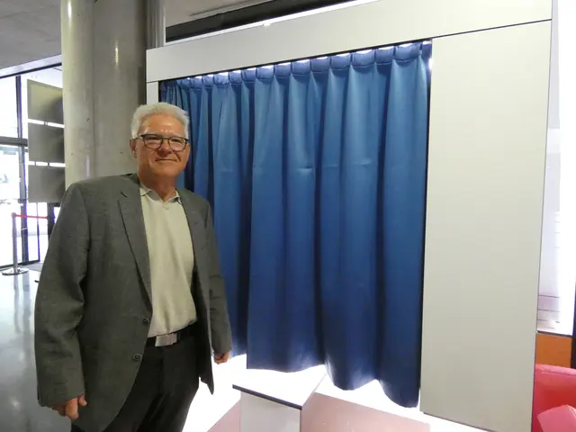 BH Siegmund Geiger erklärte die neue Fotobox im Eingangsbereich. 