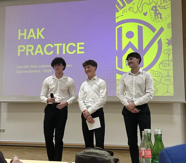 Die Schülerinnen und Schüler der HAK Weiz präsentierten im Rahmen des „HAK Practice" ihre Diplomarbeiten vor Publikum. | Foto: HAK Weiz