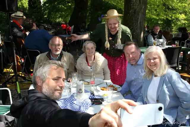 Rolanda Mayer kam mit einem Verdauungs-Schnäpschen zu den Tischen. Das musste GR Clemens Gruber natürlich mit einem Selfie festhalten. Am Foto GR Kurt und Christl Heuböck, Bürgermeister Josef Rothensteiner und Stadträtin Sabine Buschnig-Berghofer.