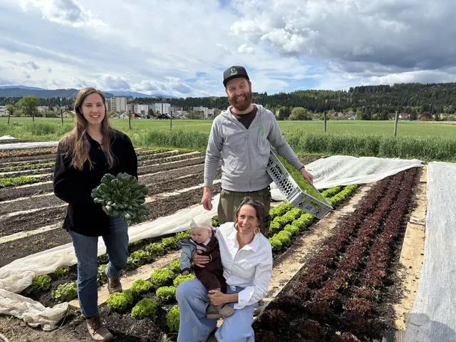 Am SoLaWi-Hof „Jederbauer“ ist jedere willkommen und kann mithelfen. Im Bild: Celina Fünfleitner, Kerstin und Wilfried Thoma.
