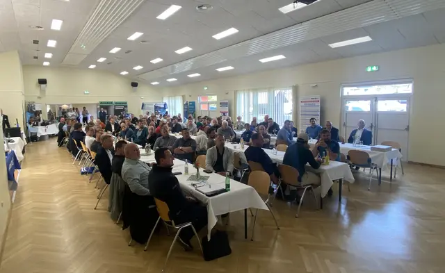 Gespannt verfolgten die Teilnehmenden am Wassernetzwertreffen die Ausführungen der Vortragenden. | Foto: Wasserverband Vulkanland