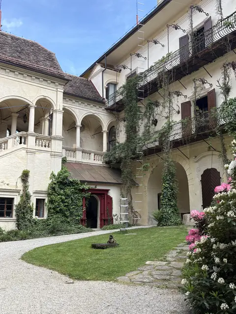 Ein Blick in den Innenhof von Schloss Hollenegg. | Foto: MeinBezirk/Susanne Veronik