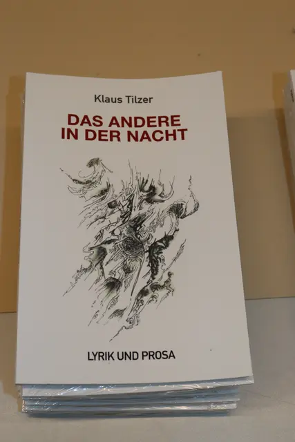 Das Buch „Das Andere in der Nacht“ ist im Buchhandel um 23 Euro erhältlich und kann in der Stadtbibliothek Landeck selbstverständlich ausgeliehen werden. | Foto: Elisabeth Zangerl