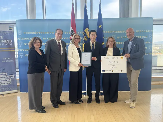 v.li.n.re.: Doris Agneter (Geschäftsführerin tecnet), Robert Wagner (Direktor Strategische Hochschulplanung DPU), Landeshauptfrau Johanna Mikl-Leitner, Youbin Zheng (1. Platz), Viktoria Weber (Rektorin Universität für Weiterbildung), Michael Moll (Geschäftsführer accent)



 | Foto: NLK/Pfeiffer