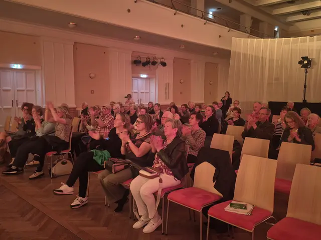 Das Publikum klatzscht im gut besetzter Saal.