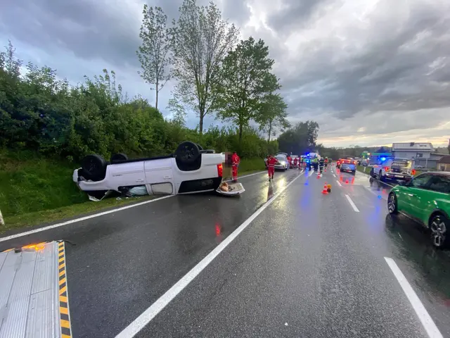 Fahrzeug kam in Geiersberg auf dem Dach zum Liegen