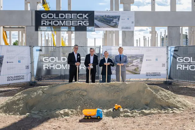 Christian Deleja-Hotko, Bürgermeister der Stadtgemeinde Enns, Werner Pamminger Geschäftsführer von Business Upper Austria, Valentin Oswald, Niederlassungsleiter und Prokurist bei Goldbeck Rhomberg und Jordan Kremnitzer, Regionalleiter für Österreich von Amazon Logistics beim Spatenstich für das neue Amazon Verteilzentrum in Enns.  | Foto: Amazon Logistics Austria/APA-Fotoservice/Philipp Greindl