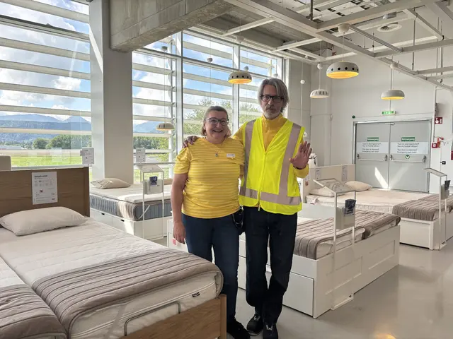Mitarbeiterin und "Matratzenprofi" Marianne mit Sales Manager Andreas Pürzelmayer. | Foto: MeinBezirk.at/Laura Anna Kahl