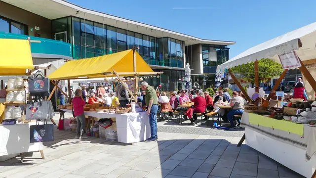 Der Radfelder Dorfmarkt samt Tag der Vereine lockte bei strahlendem Sonnenschein zahlreiche Besucher an. | Foto: Gemeinde Radfeld