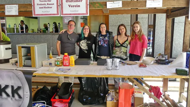 Der Verein für Freizeit, Kunst &amp; Kultur vervollständigte gemeinsam mit dem Oldtimer Verein das Speisenangebot. | Foto: Gemeinde Radfeld