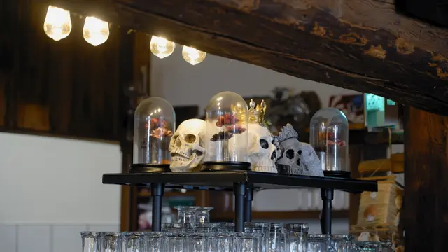 Die Totenkopf-Deko beim "Wiednermichl" ist einzigartig. | Foto: Puls4