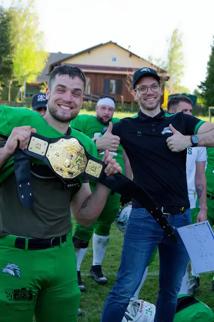 Zum MVP (wertvollster Spieler, Anm.) des Spiels wurde Running Back und Linebacker Manuel Bittermann (#25) gewählt. Im Bild mit Coach Joachim Schmid. | Foto: Rebecca Zack