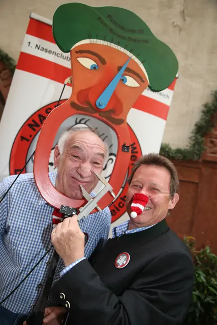 Am 13. Juni 2026 findet die „Nasenweltmeisterschaft“ zum neunten mal statt. Im Bild: August Mayer und Alfred Pech, Präsident des Nasenclubs. | Foto: Neumayr