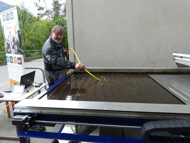 Alex Moser bei der Vorführung des Plasmaschneiders, der mit einer exakten Präzision arbeitet.