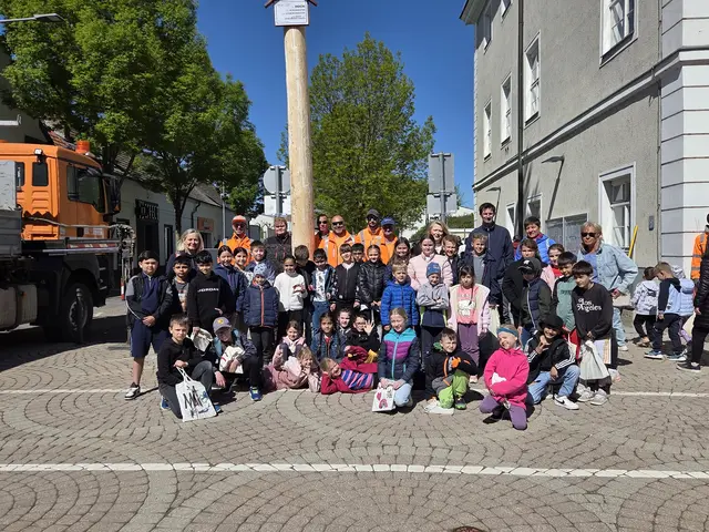 Zahlreiche Kinder halfen beim Maibaumfest eifrig mit.  | Foto: Stadtgemeinde Gänserndorf