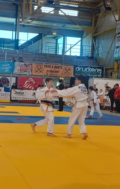 Zwei junge Judoka kämpfen