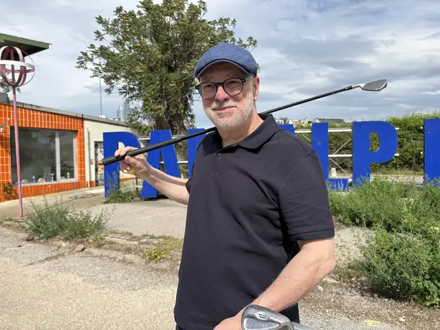 Michael Zinganel mit dem Logo der Panalpina im Hintergrund. | Foto: Michael Marbacher/MeinBezirk