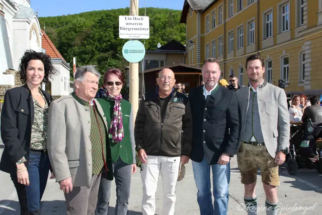 Verena Wohlkönig, Franz und Mathilde Schubert, Alexander Haupt-Buchenrode, Bürgermeister Josef Rothensteiner und Gerhard Kraft vor dem Maibaum eine Spende der Jagdgesellschaft und des Bauernbunds Pressbaum.