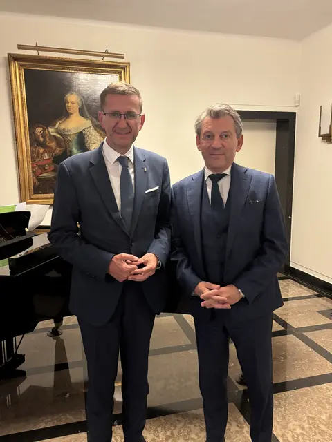 Auch ein Gespräch mit Botschafter Jürgen Meindl stand am Programm der Brüssel-Reise. | Foto: MeinBezirk/Staudinger