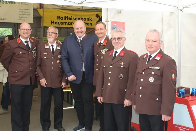 Gute Stimmung vor dem Start: Bgm. Gerald Wonner mit dem Kamerden beim Eingang zum Florianifest. | Foto: FF Thondorf