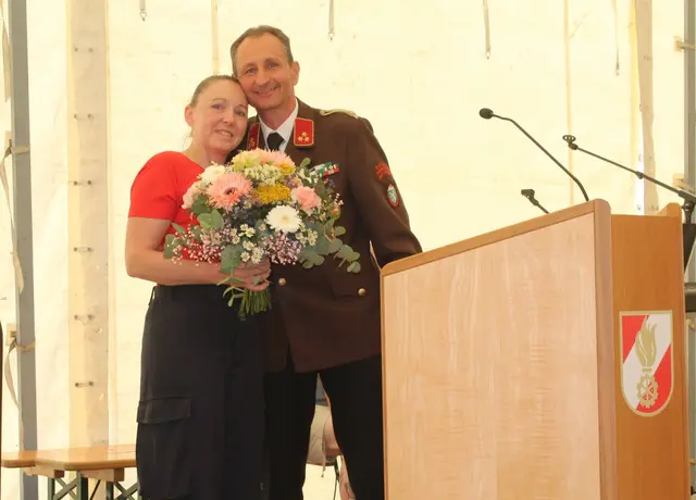 Am Ende seiner Festrede überreichte HBI Thomas Gollner seiner Frau und Öffentlichkeitsbeauftragte OLM d.V. Barbara Gollner einen Blumenstrauß und bedankte sich für die jahrelange Unterstützung in seiner Funktion aber auch für die bereits 25 gemeinsamen Ehejahre sehr herzlich. | Foto: FF Thondorf