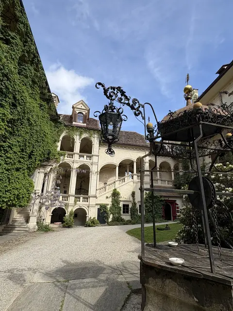 Schmiedeeisernes Kunsthandwerk am Brunnen im Schlosshof. | Foto: MeinBezirk/Susanne Veronik