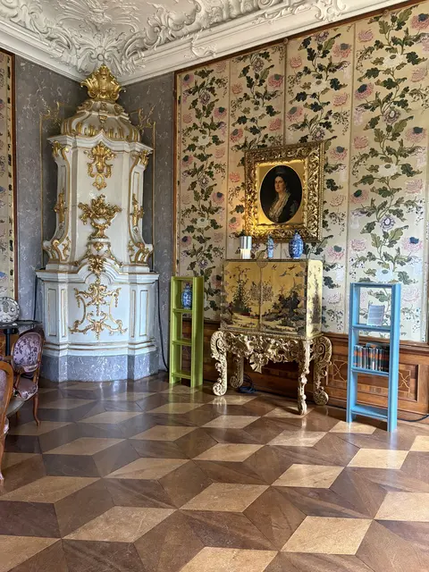 "T-Board": Funktionell modulares Bauprinzip in Form von nüchternen blauen Aluminium-Regalen in den üppig ausgestatteten historisches Schloss-Gemächern, installiert von Philippe Malouin. | Foto: MeinBezirk/Susanne Veronik
